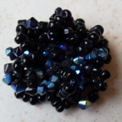 Broche fleur en perles noires.