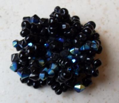 Broche fleur en perles noires.