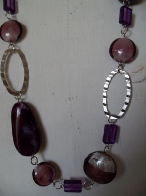 Sautoir perles prune-métal.