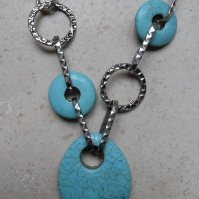 Collier métal et pendentif turquoise.