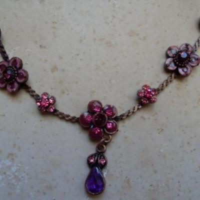 Collier bronze et fleurs roses