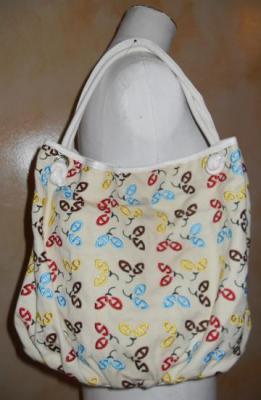 Sac à main beige et motifs.