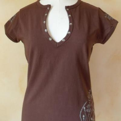 Tee-shirt fleurs et strass marron