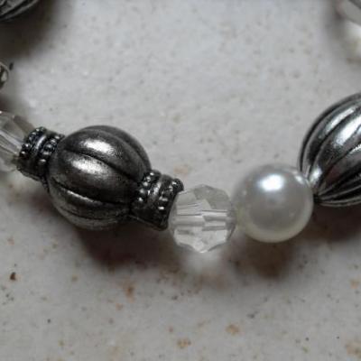 Bracelet perles métal et blanches.