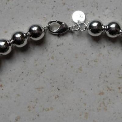 Collier boules plaqué argent.