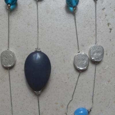 Sautoir chaîne-perles de verre turquoise.
