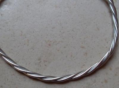 Collier 3 rangs tressés métal argenté.