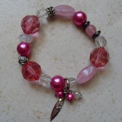 Bracelet rose et pampilles.