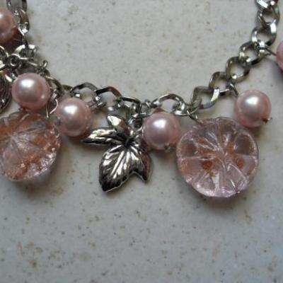 Bracelet chaîne, fleurs de verre roses.