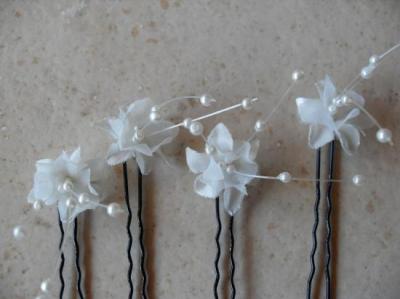 Epingles fleurs blanches-filet de perles.