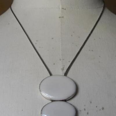 Collier chaîne et ovales email blanc.