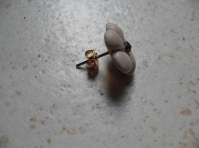 Boucles fleur ecru et mauve.