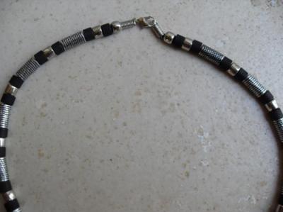 Parure homme noir-métal argenté.