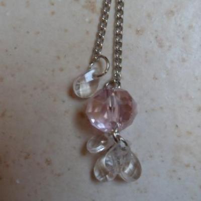 Boucles pendantes, chaines et perles roses, blanches.