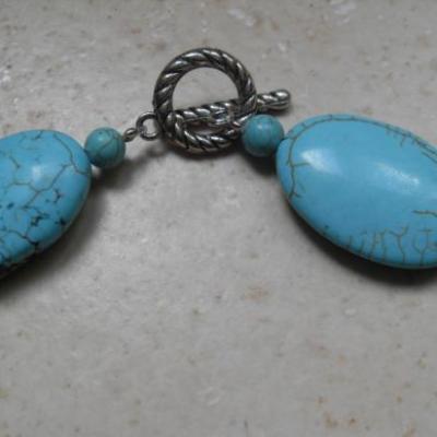 Collier perles ovales turquoise.