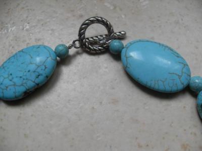 Collier perles ovales turquoise.