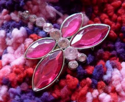 Chaussons rose-violet et libellule strass.