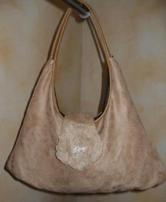 Sac à main beige et fleur.