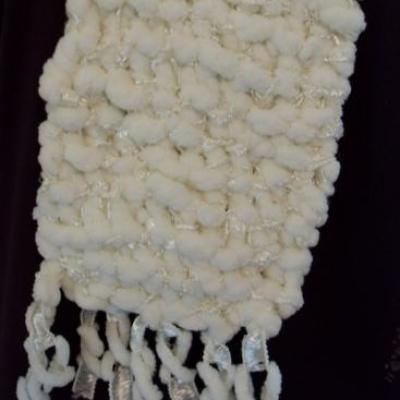 Echarpe longue, laine blanche et petites boules.