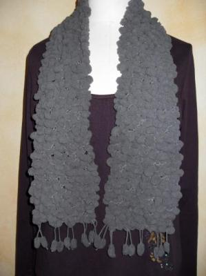Echarpe longue, laine grise et petites boules.
