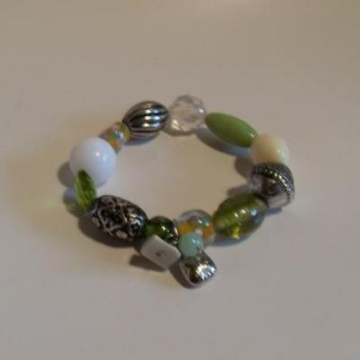 Bracelet perles métal-vertes-blanches et pampilles