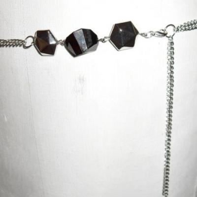 Ceinture-bijou, chaîne-perles argentées et noires.