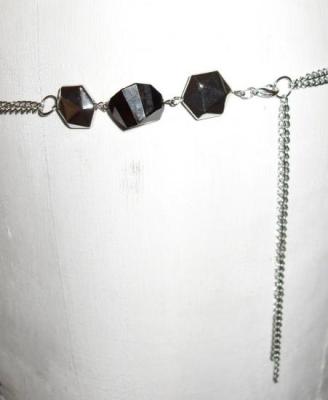 Ceinture-bijou, chaîne-perles argentées et noires.
