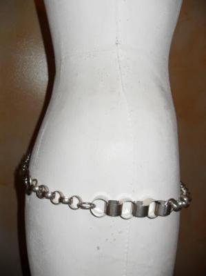 Ceinture-bijou, gros maillons et cercles métal.