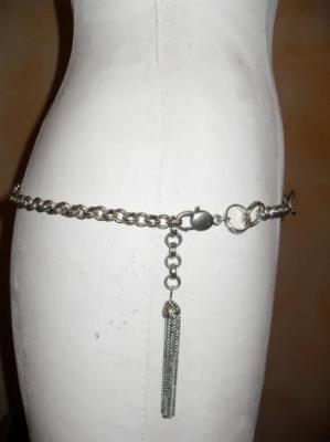 Ceinture-bijou, cercles métal argenté et pompon.