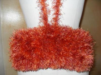 Manchon fausse fourrure rose-orange.