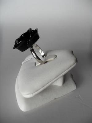 Parure fleurs noires et métal argenté.