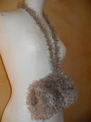 Manchon fausse fourrure gris-mauve.