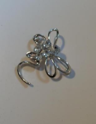 Broche libellule métal argenté et strass.