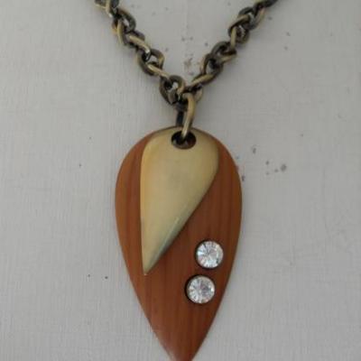 Collier chaîne bronze et pendentifs bois et strass.