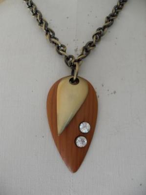 Collier chaîne bronze et pendentifs bois et strass.