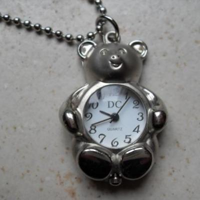 Montre-collier ours métal argenté.