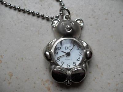 Montre-collier ours métal argenté.