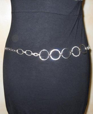 Ceinture-bijou, cercles strass, maillons ciselés et pompon.