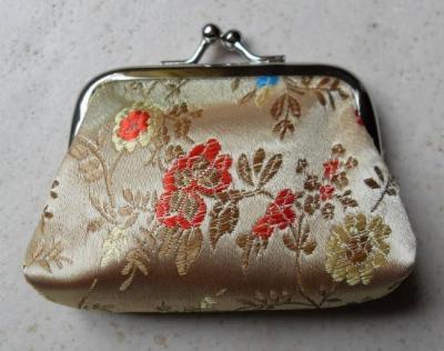 Porte-monnaie tissu chinois coloré et brodé.
