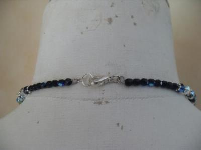 Collier perles et pendentif rond, noir et fleur.