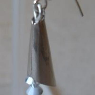 Boucles pendantes,spirale métal et cristal de swarovski.