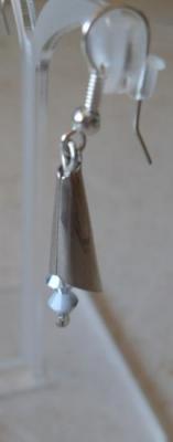 Boucles pendantes,spirale métal et cristal de swarovski.