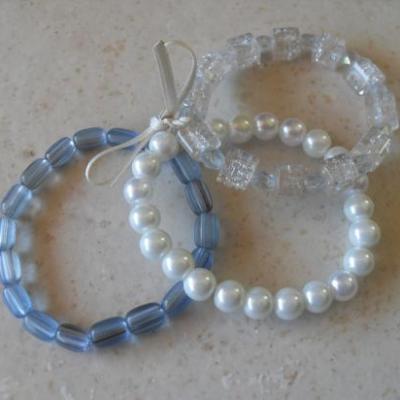 Bracelet 3 rangs de perles ton bleu et ruban blanc, collection 