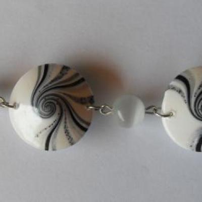 Bracelet perles spirales fimo blanc-noir et nacrée.