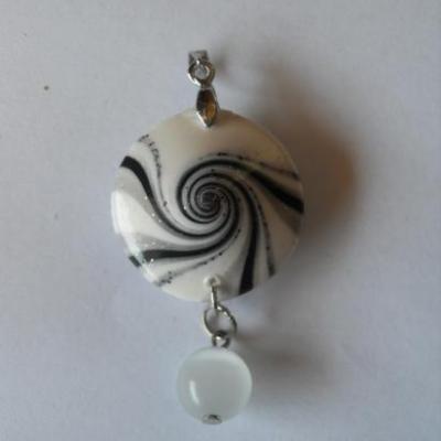 Pendentif rond fimo spirale blanc-noir et paillette.