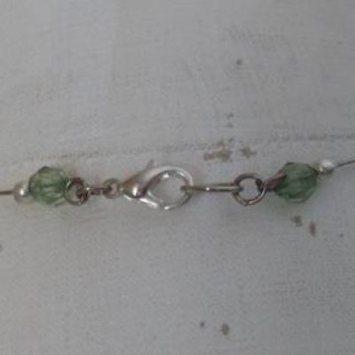 Collier cable et pendentif cascade de perles vertes.