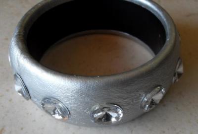 Bracelet rigide simili cuir argenté et strass.