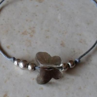 Bracelet cordon gris et papillon cristal.