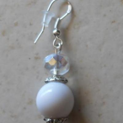 Boucles d'oreilles boules blanches et cristal de swarovski.