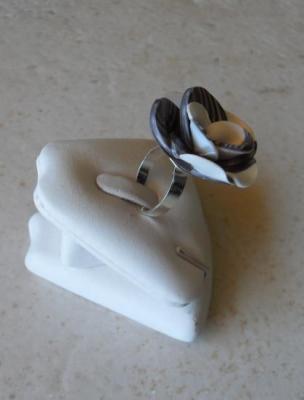 Bague fleur mauve et blanche.
